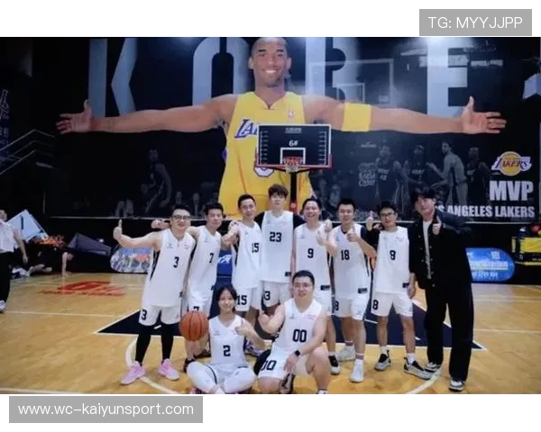 三人篮球队员庆祝太狂被队友按住：赛场上的欢笑与团队精神