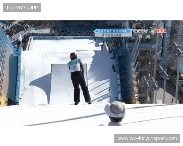 自由滑雪少女落地摔跤却笑着爬起反杀